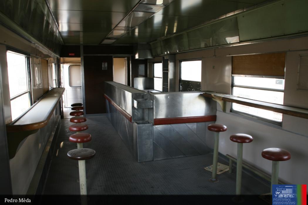 85-40 002 Interior_Bar